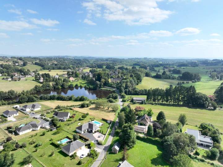 Terrain prêt à accueillir des travaux de construction.